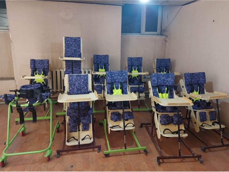 Mongolei: Stühle für Behinderte Kinder