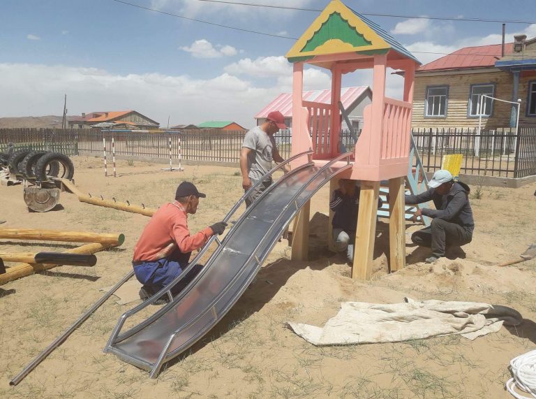 Mongolei: Spielplatz in Tsagaanchuluut